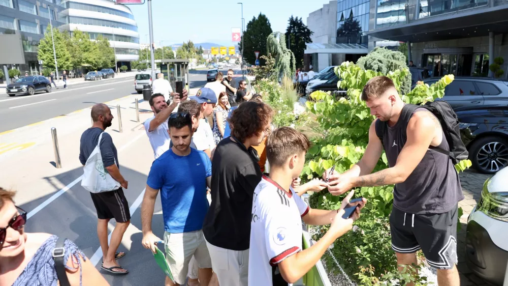 Oboževalci so se zbrali pred hotelom, kjer jih je pozdravil tudi Luka Dončić. Foto: Jaka Gasar 