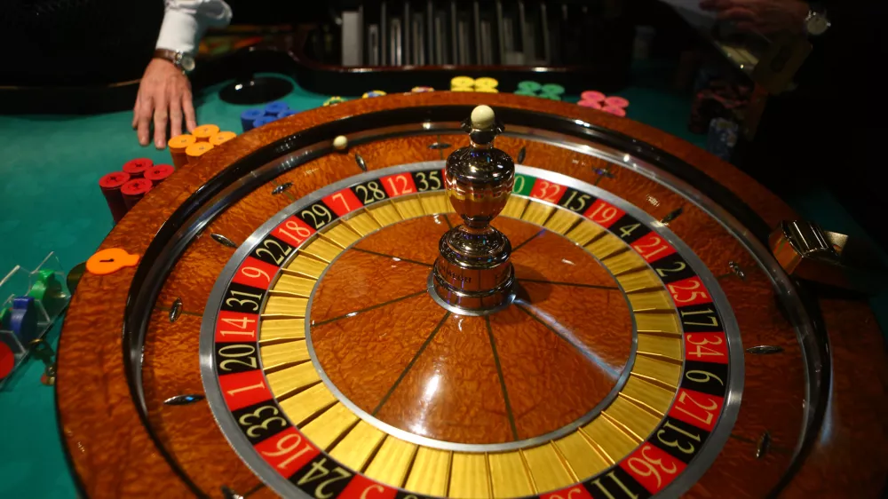 - igralnica - igralni salon - avtomati - igralni&scaron;tvo - ruleta- 22.12.2014 - Igralni&scaron;ko-zabavi&scaron;čni center Park, Casino & Hotel, Delpinova 5, Nova Gorica - 30. obletnica igralni&scaron;tva na Gori&scaron;kem//FOTO: Bojan Velikonja