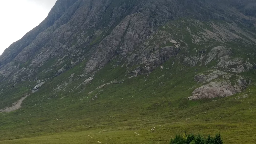 Mala bela hi&scaron;a (Lagangarbh Hut) v dolini Glencoe na &Scaron;kotskem
