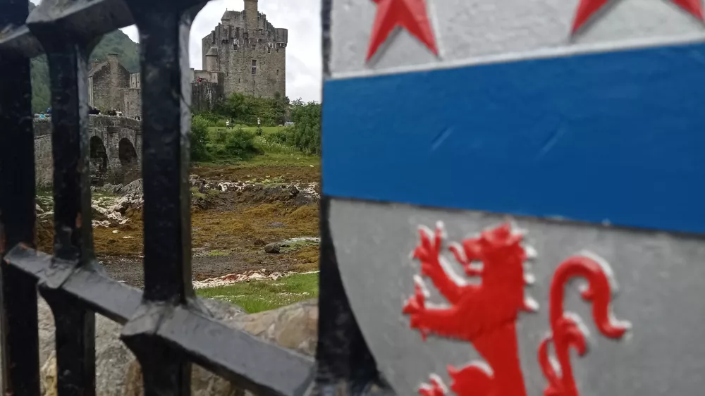 Grad Eilean Donan Castle na &Scaron;kotskem in grb
