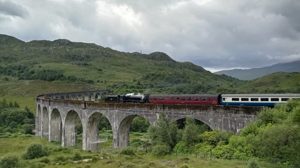 Hogwarts Express, Harry Potter parni vlak na viaduktu Glenfinnan 