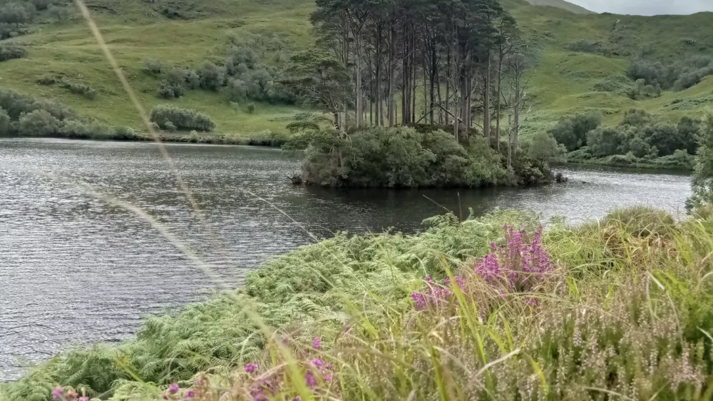 Otok Albusa Dumbledora, izmi&scaron;ljenega lika iz Harryja Potterja. Gre za njegov grob oziroma zadnje počivali&scaron;če sredi jezera Eilt v &scaron;kotskem vi&scaron;avju