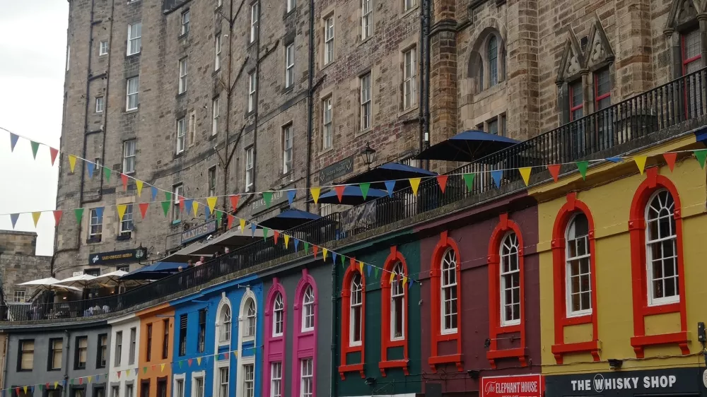 Barvne vrstne hi&scaron;e na ulici Victoria street v Edinburghu