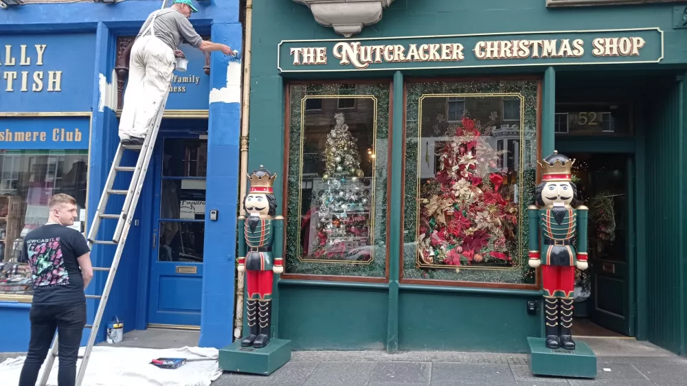 Božična trgovina in pleskarja sredi Edinburgha