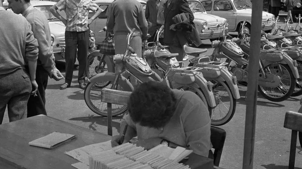 Leto 1969 in 10. gorenjski velesejem, na katerem so se predstavili Tomosovi mopedi. / Foto: Marjan Ciglič, hrani Muzej novejše in sodobne zgodovine Slovenije