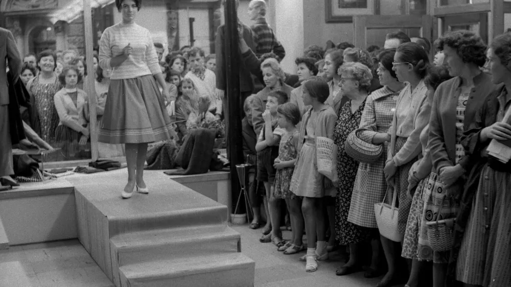 Modna revija sredi Ljubljane v Stritarjevi ulici pred trgovino Tekstil promet septembra 1960 / Foto: Marjan Ciglič, hrani Muzej novejše in sodobne zgodovine Slovenije