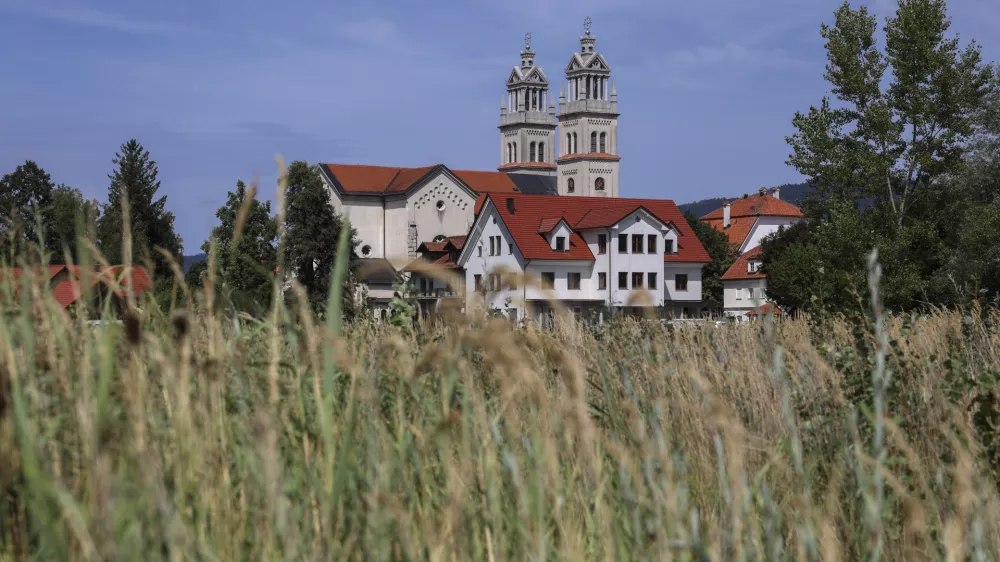Posebnost ribniške župnijske cerkve je med drugim, da je načrte za zvonika naredil Jože Plečnik in da gre za njegovo zadnje delo. / Foto: Jaka Gasar
