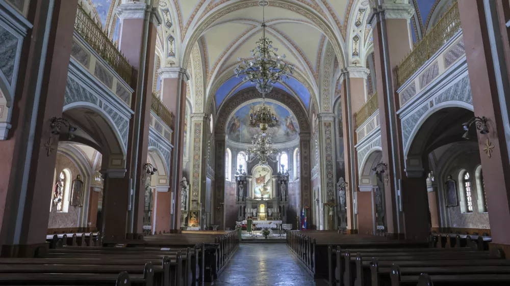 V notranjosti ribniške cerkve si je mogoče ogledati kar nekaj umetnostnozgodovinskih biserov 19. in 20. stoletja. / Foto: Jaka Gasar