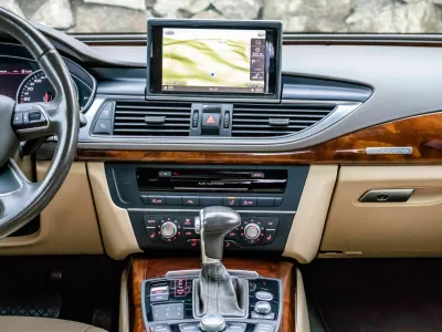 Dražji avtomobili so danes že serijsko opremljeni s samodejnim menjalnikom, ki vožnjo naredi udobnejšo in tudi varnejšo. Ta je vse pogostejša izbira tudi pri manjših in cenejših vozilih. Foto: Reuters