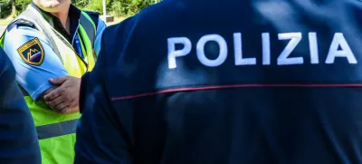 - slovensko-italijanska policijska patrulja – policija - 01.07.2019 – Sežana - nekdanji mejni prehod Lipica - Slovensko-italijansko mejo začeli nadzorovati mešane slovensko-italijanske policijske patrulje s ciljem zaustaviti nezakonite prehode meja //FOTO: Bojan Velikonja