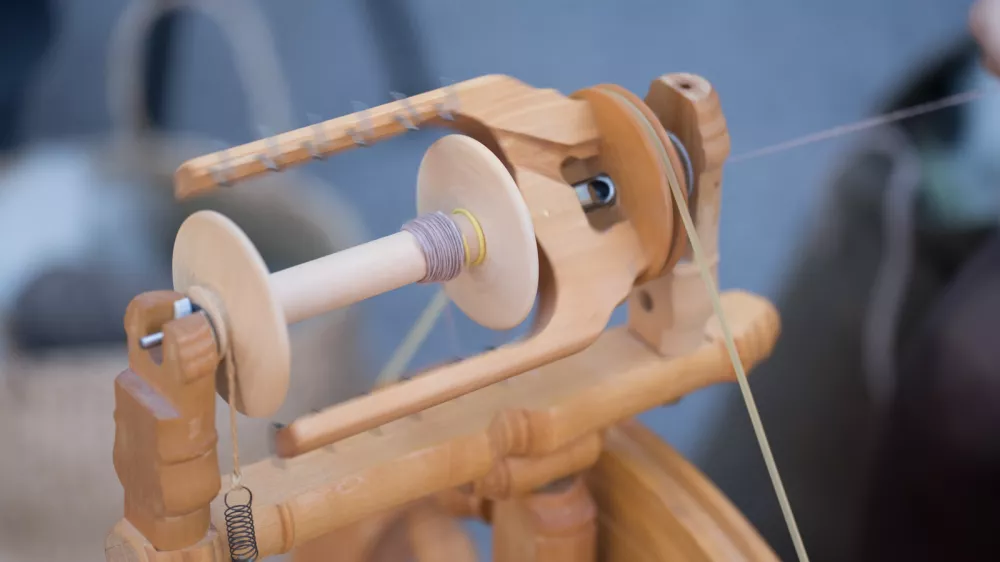 Srečanje slovenskih predic v Cerknem, preja, predice, predenje, volna, kolovrat / Foto: Tine Mažgon/arhiv Icra D.o.o. Idrija