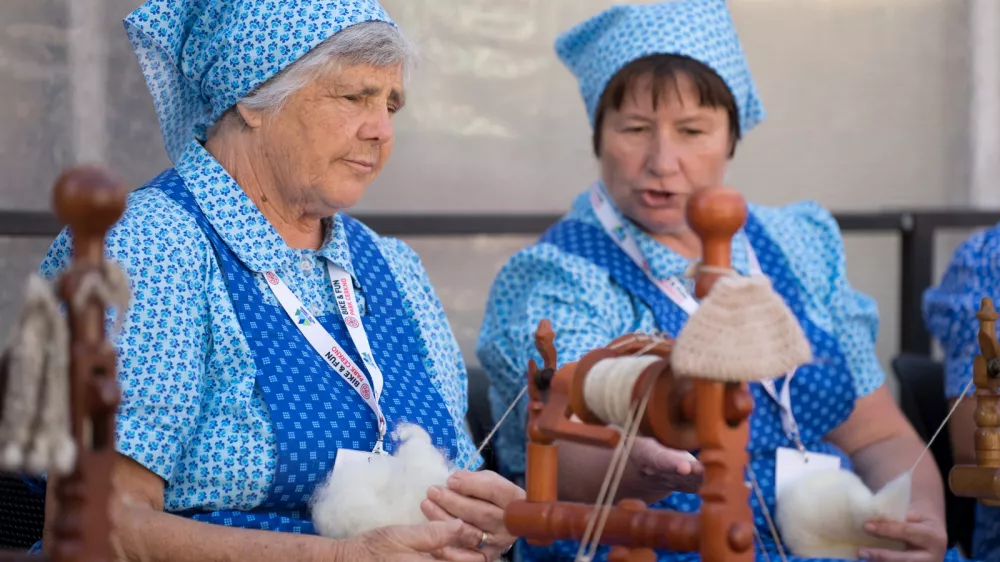 Srečanje slovenskih predic v Cerknem, preja, predice, predenje, volna, kolovrat / Foto: Tine Mažgon/arhiv Icra D.o.o. Idrija
