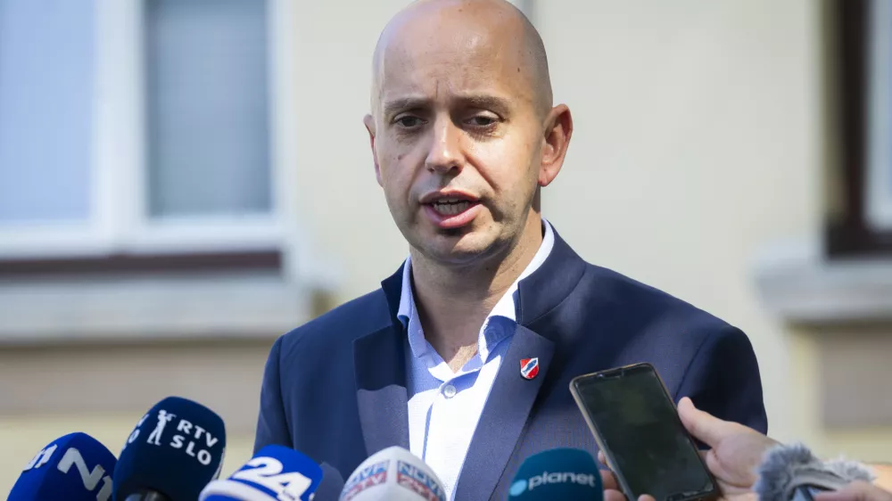 Ribnica, Obcina Ribnica.Sestanek glede aktualnega dogajanja v zvezi z romsko skupnostjo v obcini Ribnica.Zupan obcine Ribnica Samo Pogorelc.