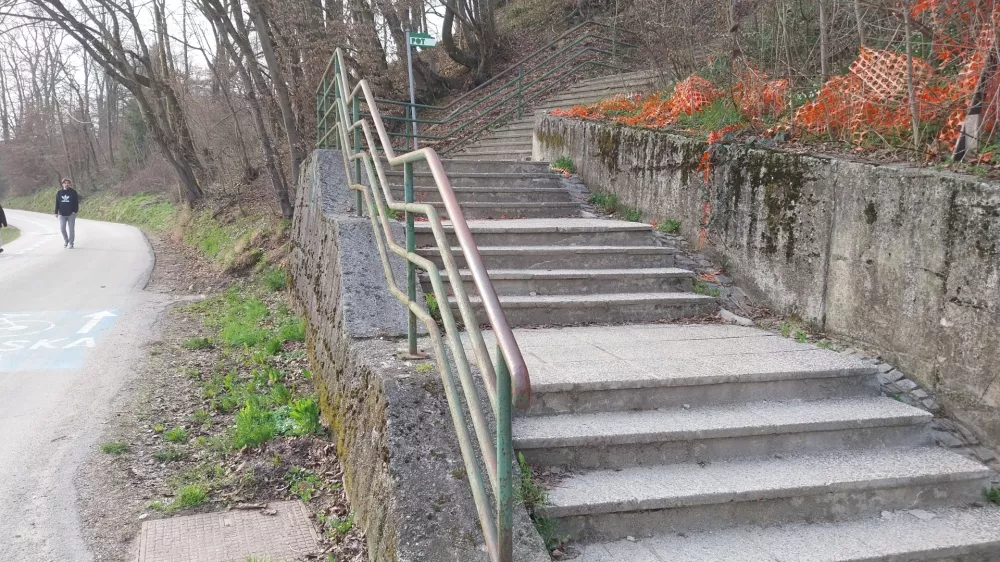 Na občini so pojasnili, da bo izvajalec najprej uredil kolesarsko pot, nato pa prenovil stopnišče. Foto: Vanja Brkić