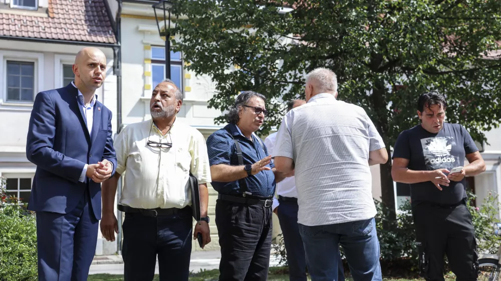 Na pobudo Zveze Romov so se sestali predstavniki občine in romskih naselij. Foto: Jaka Gasar
