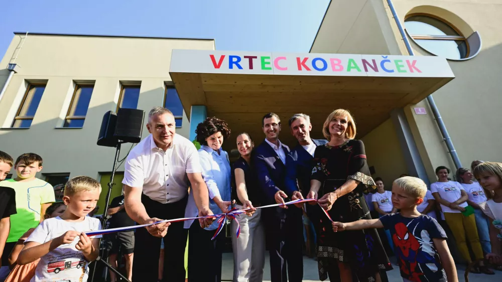 Mag. Dejan Židan, dr. Vlasta Krmelj, Eva Hren, dr. Rok Cajzek, Marko Lukić in Manja Kokalj na slavnostni otvoritvi vrtca Foto: Marko Pigac