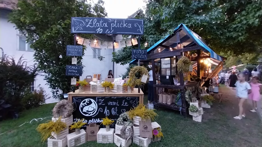 Trgovina Tlata ptička, ki na Šutni vztraja že deset let, je petkovemu dogodku zagotovo dodala praznični pečat. F Vesna Levičnik