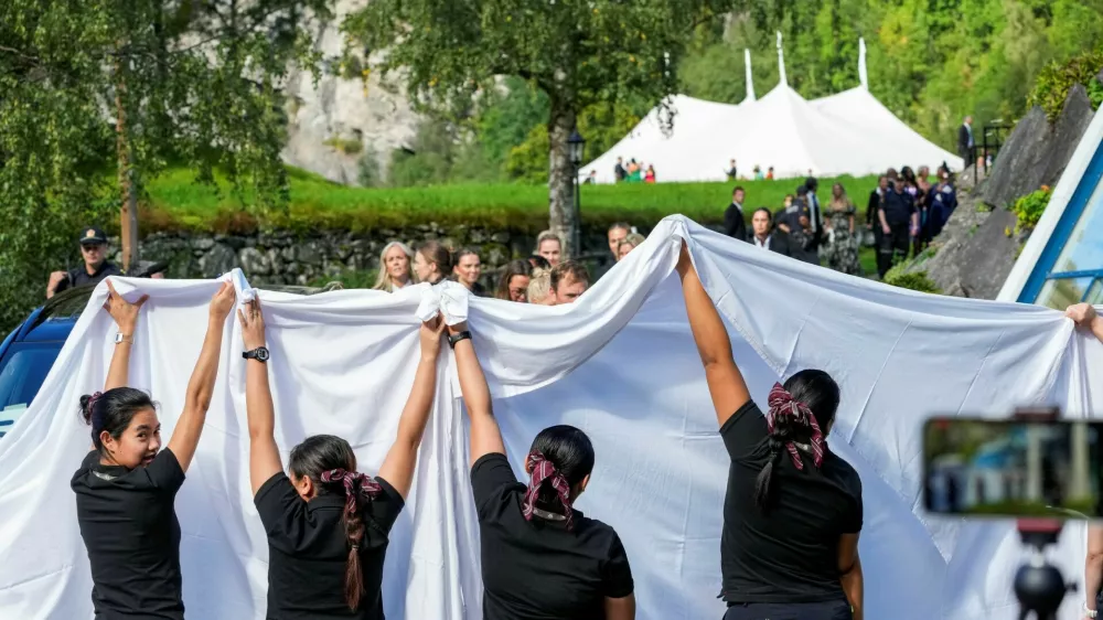 Staff members hold up white sheets to hide the bride and groom on the day of the wedding of Norway's Princess Martha Louise and Durek Verrett, in Geiranger, Norway, August 31, 2024. NTB/Cornelius Poppe via REUTERS  ATTENTION EDITORS - THIS IMAGE WAS PROVIDED BY A THIRD PARTY. NORWAY OUT. NO COMMERCIAL OR EDITORIAL SALES IN NORWAY.