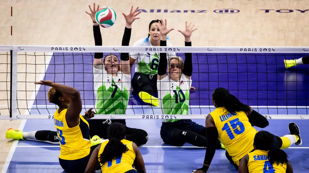 Dekleta v odbojki sede v ponedeljek čaka zahtevna tekma za polfinale. F Sportida 