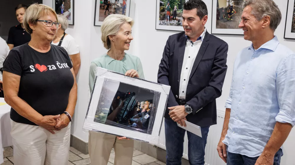 Crna na Koroskem, obcina.Obisk predsednika vlade Roberta Goloba in predsednice Evropske komisije Ursule von der Leyen v Crni na Koroskem.Ogled razstave fotografij o posledicah opustosenja ujme avgusta 2023 v prostorih obcine.