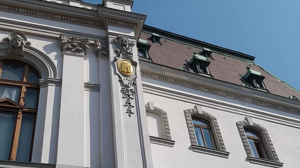 S Peternelove ulice je mogoče videti odpadel del zaključnega venca. Foto: Vanja Brkić