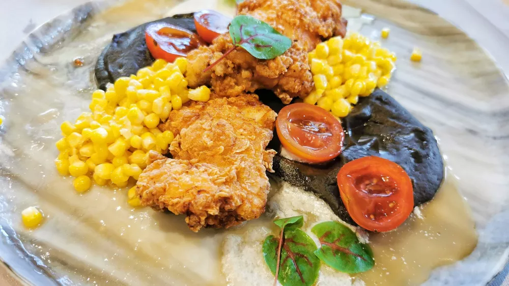 Ocvrt piščanec, pire črnega fižola in koruza, Restavracija Rose