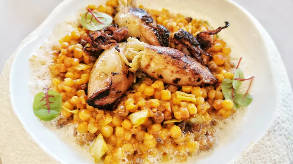 Polnjeni lignji na fregoli, Restavracija Rose