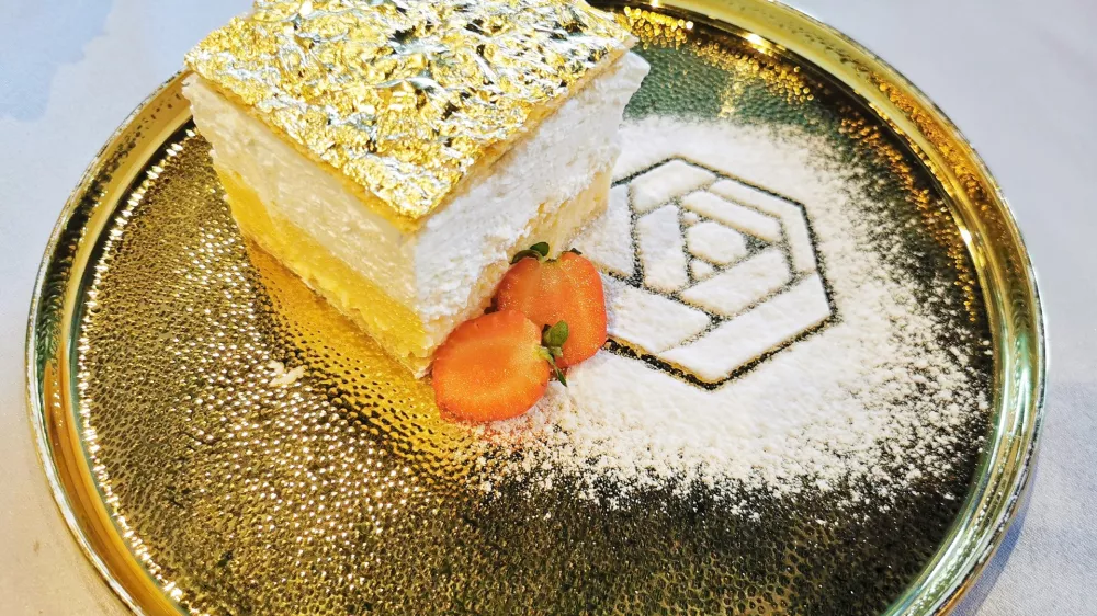 Pozlačena kremšnita, Restavracija Rose