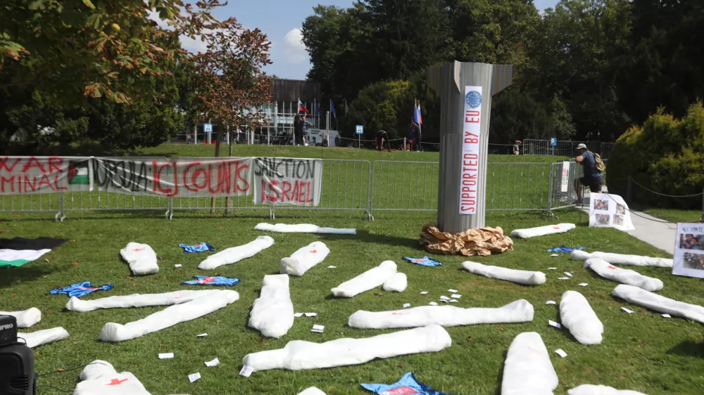 02.09.2024. Protest v podporo Palestince pred Festivalno dvorano na Bledu ob Blejskem strateškem forumu. Foto:Bojan Velikonja