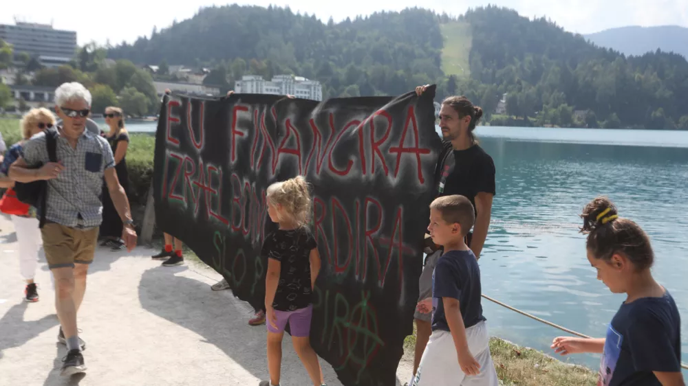 02.09.2024. Protest v podporo Palestince pred Festivalno dvorano na Bledu ob Blejskem strateškem forumu. Foto:Bojan Velikonja