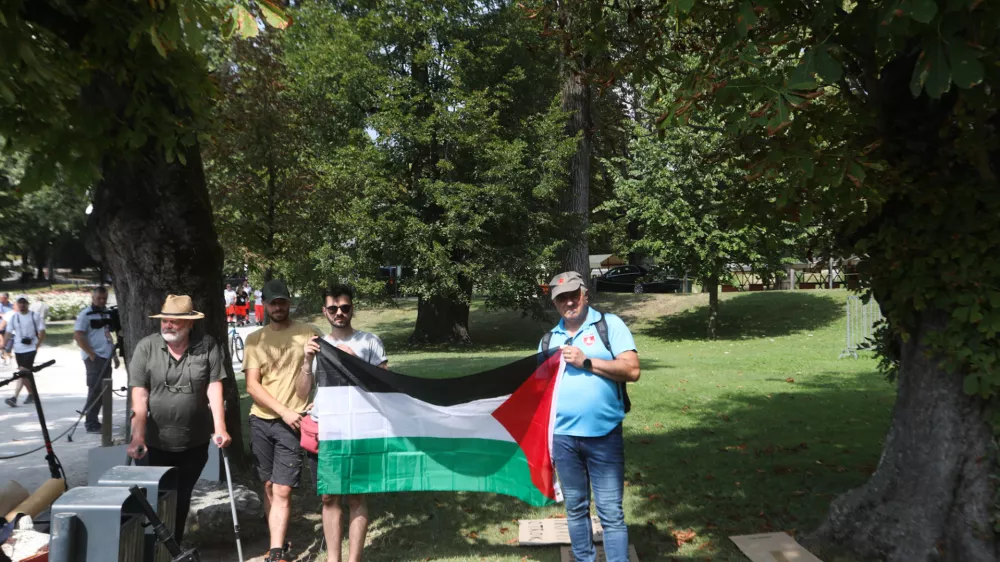 02.09.2024. Protest v podporo Palestince pred Festivalno dvorano na Bledu ob Blejskem strateškem forumu. Foto:Bojan Velikonja