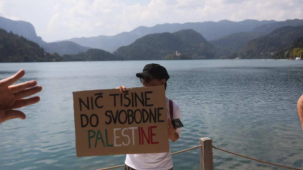 02.09.2024. Protest v podporo Palestince pred Festivalno dvorano na Bledu ob Blejskem strateškem forumu. Foto:Bojan Velikonja
