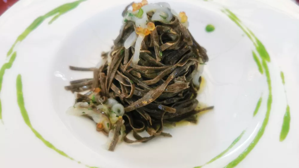 Hladni rezanci s surovimi kalamari, Gostilna Rosenbar