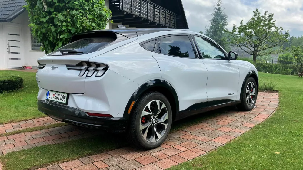 V notranjosti takoj opazimo velik barvni zaslon na dotik s premerom 39,3 centimetra (15,5 palca). Prtljažnik zadaj pogoltne 402 litra, a je nizek. Foto: Matej Štakul