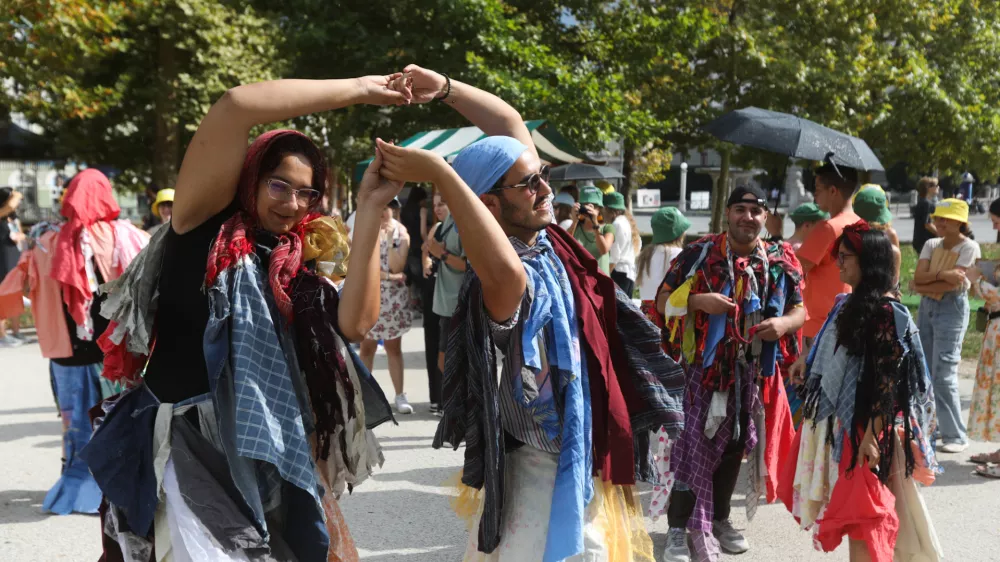 04.09.2024. Protest mladih za podnebno pravičnost proti izkoriščanje delavcev in pretirani potrošnji v tekstilni industriji. Foto: Bojan Velikonja