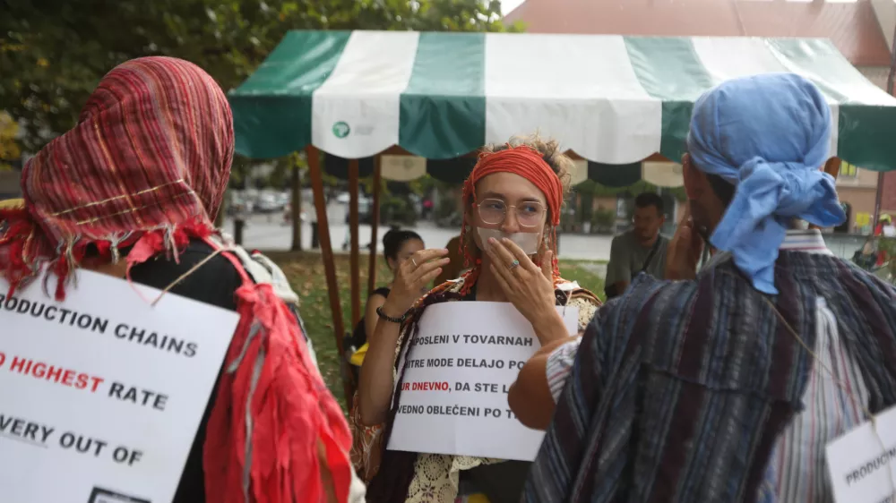 04.09.2024. Protest mladih za podnebno pravičnost proti izkoriščanje delavcev in pretirani potrošnji v tekstilni industriji. Foto: Bojan Velikonja