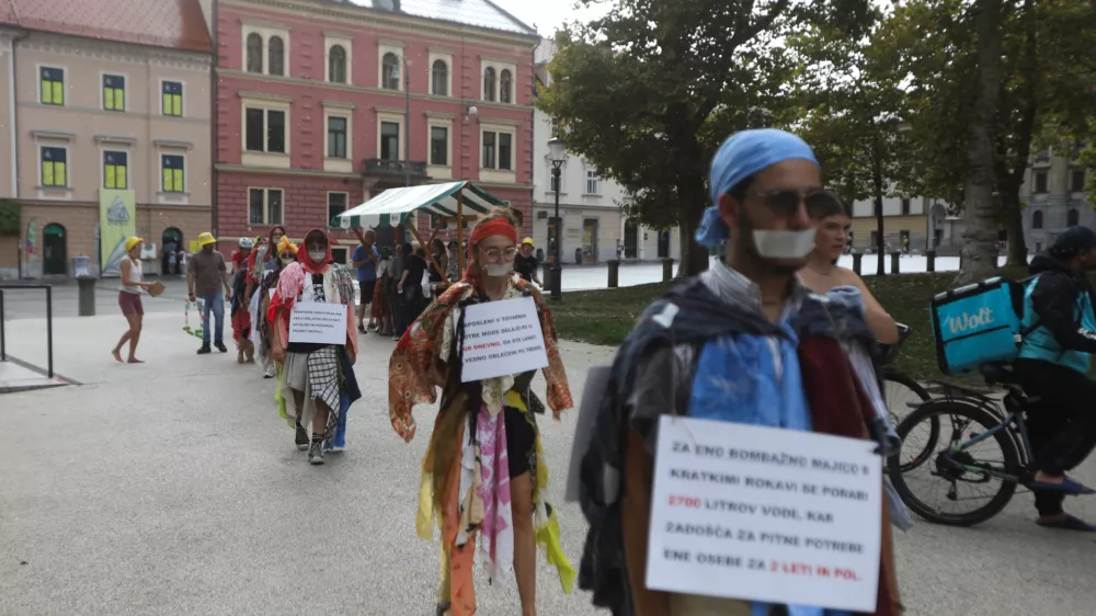 04.09.2024. Protest mladih za podnebno pravičnost proti izkoriščanje delavcev in pretirani potrošnji v tekstilni industriji. Foto: Bojan Velikonja