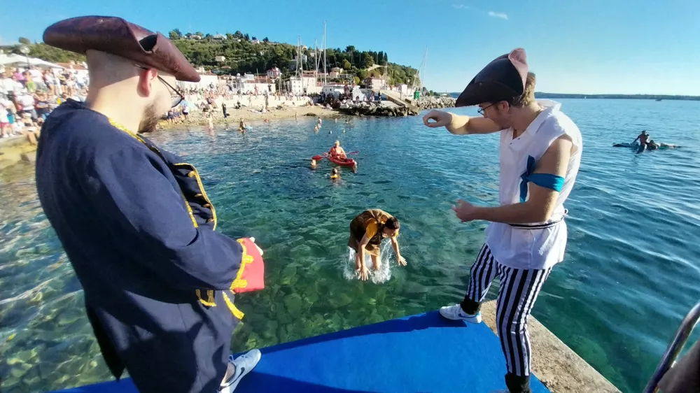 Z morja sta krst spremljala tako reševalna služba kot potapljač. Foto: Vesna Levičnik