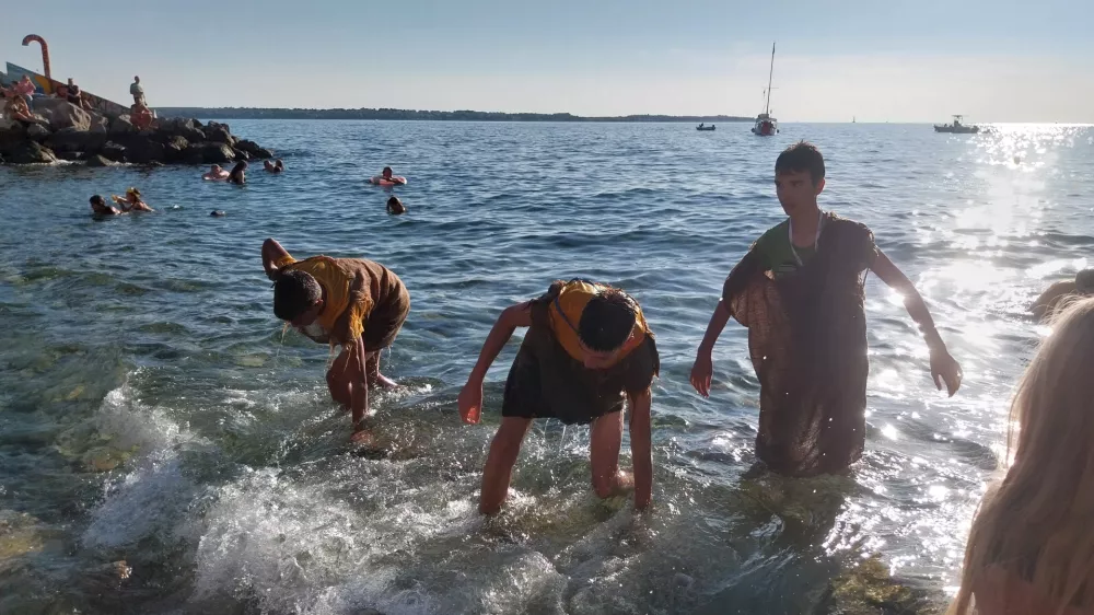 Osvežitev v morju je dijakom po dobri uri hoje po soncu godila. Foto: Vesna Levičnik