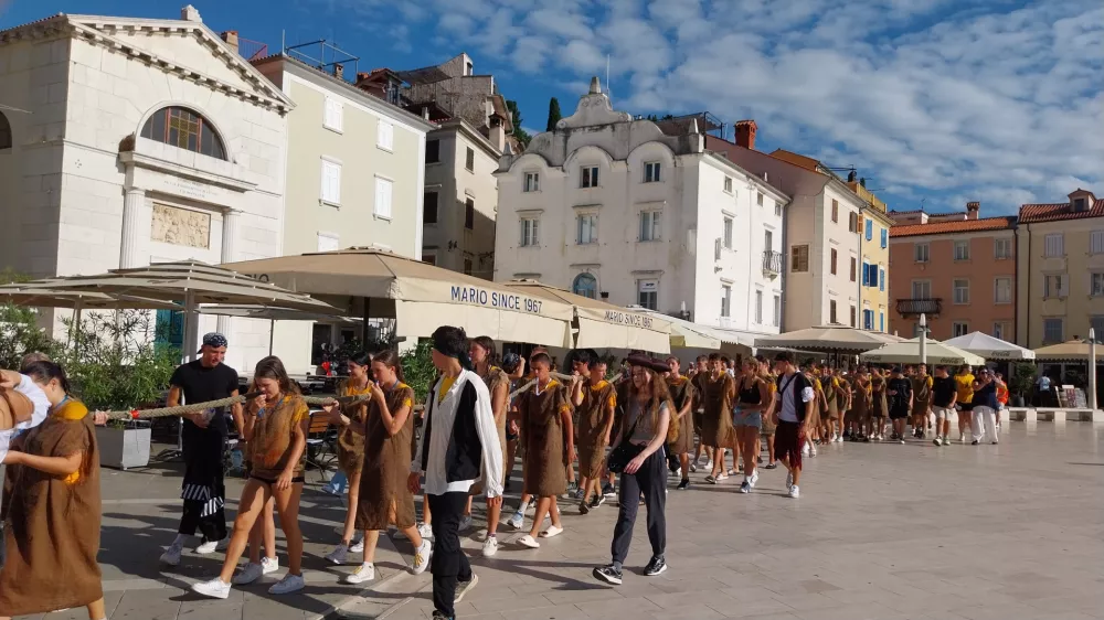 Povorka z dijaki je naredila mimohod tudi po Tartinijevem trgu. Foto: Vesna Levičnik