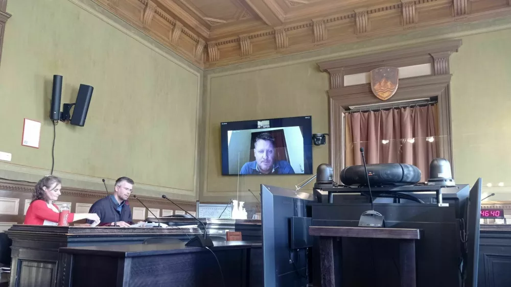 Po več kot letu dni iskanja stika z njim je Saša Ignjatović prek video povezave pričal na sojenju proti Martini Veseljko. Pojasnil je, da denarja od nje ni nikoli zahteval, jo je pa večkrat prosil za (finančno) pomoč. / Foto: Tamara Krivec
