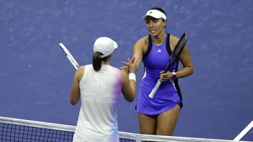 Jessica Pegula, of the United States, right, shakes hands after defeating Iga Świątek, of Poland, left, during the quarterfinals of the U.S. Open tennis championships, Wednesday, Sept. 4, 2024, in New York. (AP Photo/Adam Hunger)