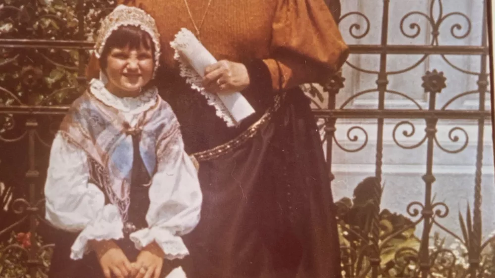 Barbara Didovič s staro mamo v narodni noši leta 1973. Foto: Osebni arhiv