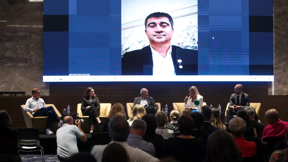 - Antiša Korljan, urednik Gazele,- Vita Godec, Lenis d.o.o.- Janez Pogačar, Hyla d.o.o.- Marko Femc, Plan-net solar d.o.o.- Anja Hlača Ferjančič, voditeljica- Slobodan Šešum. generalni direktor. Direktorat za gospodarsko in javno diplomacijo.- 12.09.2024. Regijski izbor Gazele 2024 Osrednje slovenske regije v Hotelu Grand Plaza v ljublani. Gazele 2024.//FOTO: Bojan Velikonja