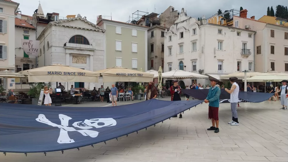 Prišli so z dvema gusarskima zastavama