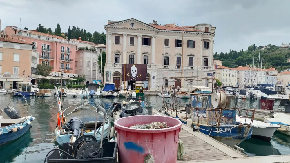 letos prvič je gusarska zastava izobešena na piranskem pomorskem muzeju. 