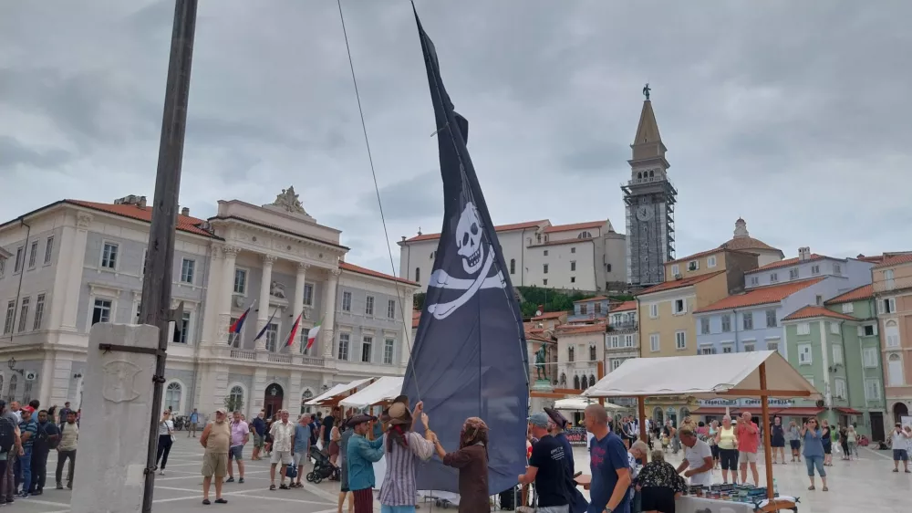 Izobešanje gusarske zastave. 