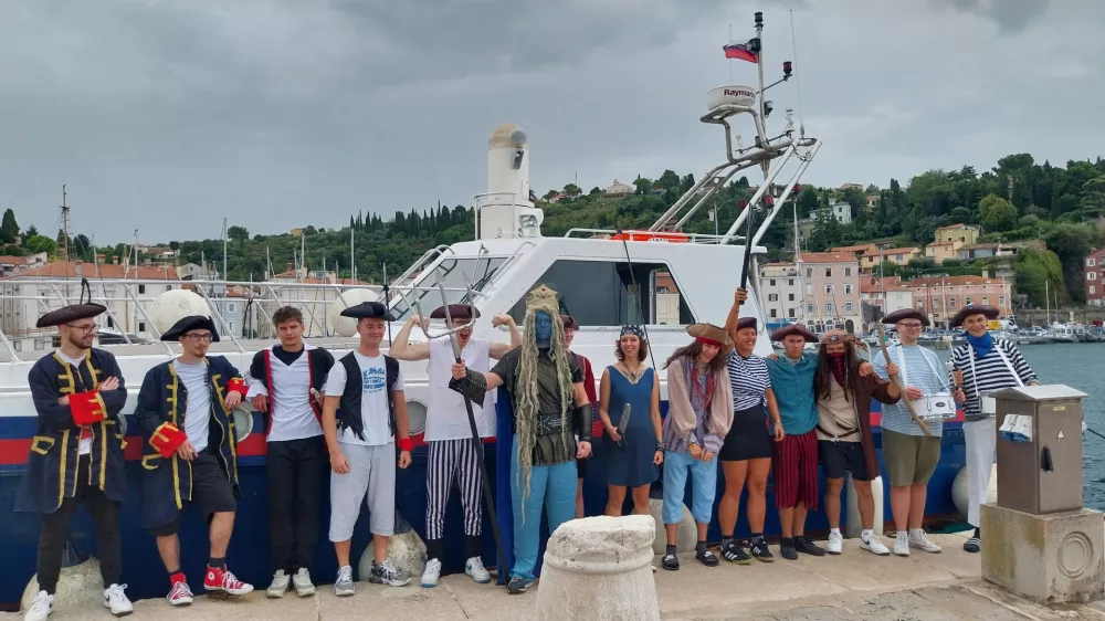 Neptun z ekipo gusarjev, ki je priplula v Piran. 