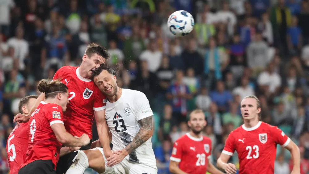 Sosedski derbi Slovenije in Avstrije je bil zelo bojevit. Avstrijci (v rdečih dresih) niso izbirali sredstev, da ustavijo Davida Brekala, ki je zaigral na desnem boku namesto po&scaron;kodovanega Žana Karničnika. Foto: Bojan Velikonja