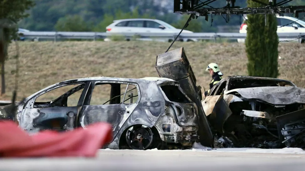 03.09.2024., Omis - Oko 17.45 sati doslo je do pozara nakon sto je vozilo udarilo u agregat za istakanje goriv na benzinskoj pumpi na autocesti A1 odmoriste Mosor Jug. Prema prvim informacijama ministar Bozinovic potvrdio je da je jedna osoba poginula dok su tri prevezene u bolnicu. Photo: Ivo Cagalj/PIXSELL